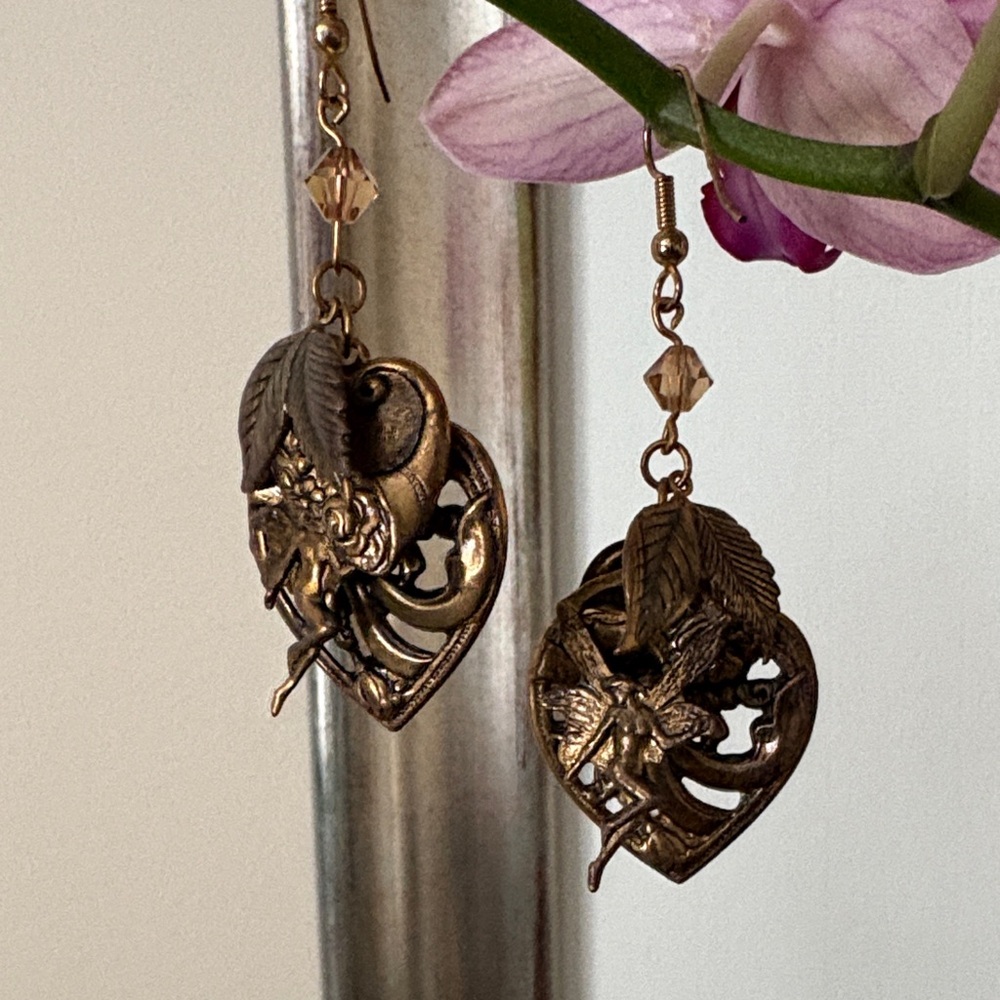 Elegant Gold Heart Leaf dangling Earrings - Picture 5 of 7